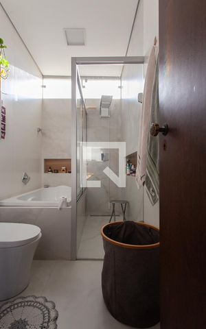 Casa à venda com 360m², 4 quartos e 1 vaga Casa à venda com 360m², 4 quartos e 1 vagaBanheiro da Suíte 1