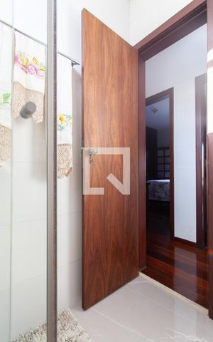 Casa à venda com 360m², 4 quartos e 1 vaga Casa à venda com 360m², 4 quartos e 1 vagaBanheiro Social 1