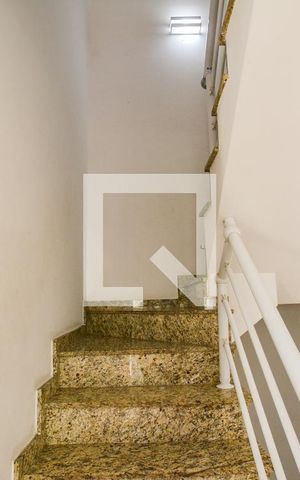 Casa de condomínio à venda com 157m², 3 quartos e 2 vagasEscada