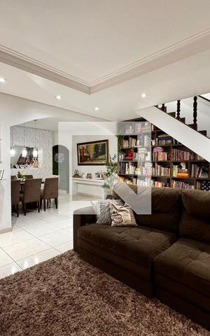 Casa à venda com 230m², 4 quartos e 3 vagas Casa à venda com 230m², 4 quartos e 3 vagasSala