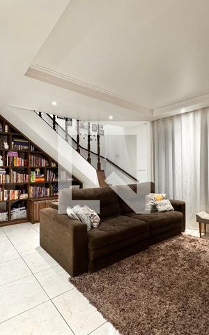 Casa à venda com 230m², 4 quartos e 3 vagas Casa à venda com 230m², 4 quartos e 3 vagasSala