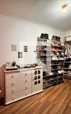 Casa à venda com 230m², 4 quartos e 3 vagas Casa à venda com 230m², 4 quartos e 3 vagasCloset da suíte