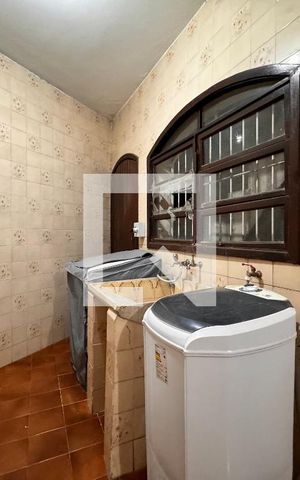 Casa à venda com 230m², 4 quartos e 3 vagas Casa à venda com 230m², 4 quartos e 3 vagasLavanderia