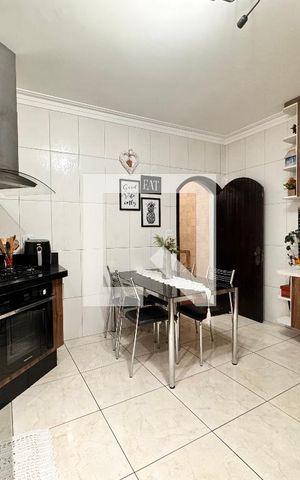Casa à venda com 230m², 4 quartos e 3 vagas Casa à venda com 230m², 4 quartos e 3 vagasCozinha