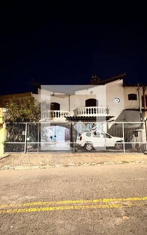 Casa à venda com 230m², 4 quartos e 3 vagas Casa à venda com 230m², 4 quartos e 3 vagasFachada