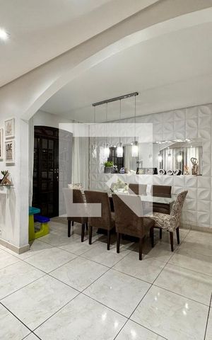 Casa à venda com 230m², 4 quartos e 3 vagas Casa à venda com 230m², 4 quartos e 3 vagasSala
