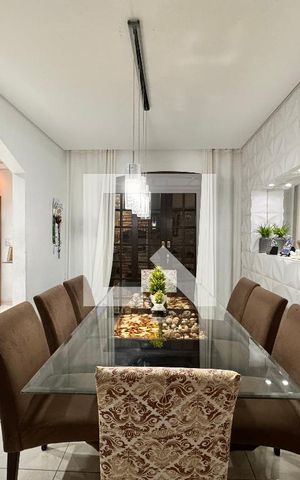 Casa à venda com 230m², 4 quartos e 3 vagas Casa à venda com 230m², 4 quartos e 3 vagasSala