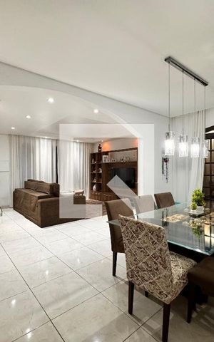 Casa à venda com 230m², 4 quartos e 3 vagas Casa à venda com 230m², 4 quartos e 3 vagasSala