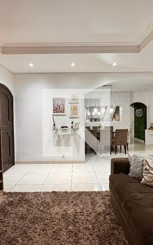 Casa à venda com 230m², 4 quartos e 3 vagas Casa à venda com 230m², 4 quartos e 3 vagasSala