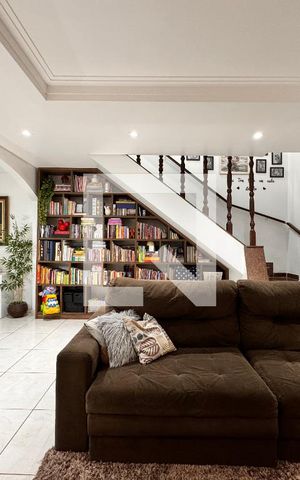 Casa à venda com 230m², 4 quartos e 3 vagas Casa à venda com 230m², 4 quartos e 3 vagasSala