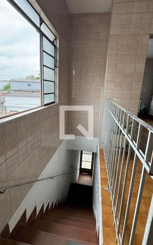 Casa para alugar com 400m², 4 quartos e 8 vagasEscada