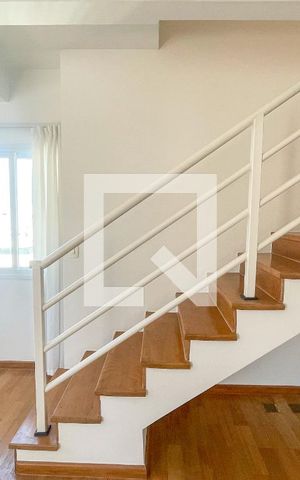 Apartamento para alugar com 184m², 2 quartos e 3 vagas Apartamento para alugar com 184m², 2 quartos e 3 vagasEscada