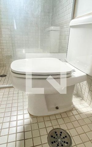 Apartamento para alugar com 184m², 2 quartos e 3 vagas Apartamento para alugar com 184m², 2 quartos e 3 vagasBanheiro da Suíte 2