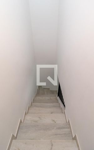 Casa à venda com 109m², 2 quartos e 2 vagasEscada