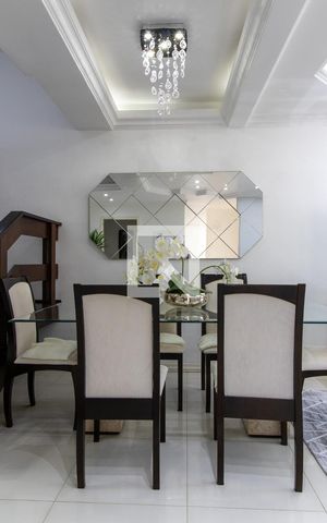 Casa à venda com 311m², 4 quartos e 4 vagas Casa à venda com 311m², 4 quartos e 4 vagasSala