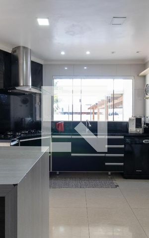 Casa à venda com 311m², 4 quartos e 4 vagas Casa à venda com 311m², 4 quartos e 4 vagasCozinha