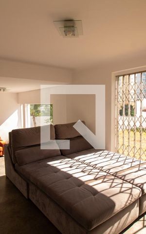 Casa à venda com 275m², 3 quartos e 3 vagas Casa à venda com 275m², 3 quartos e 3 vagasSala de TV