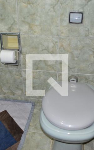Casa à venda com 374m², 4 quartos e 10 vagasBanheiro da Suite 2