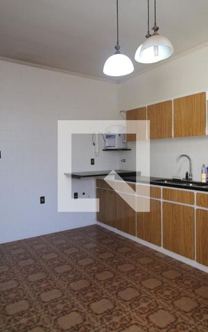 Casa à venda com 545m², 5 quartos e 4 vagasCozinha (superior)
