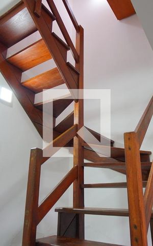 Casa à venda com 72m², 2 quartos e 1 vagaEscada para segundo andar