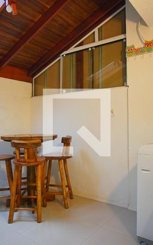 Casa à venda com 72m², 2 quartos e 1 vagaÁrea de Serviço