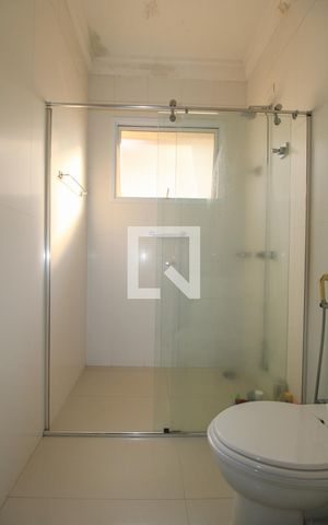 Casa de condomínio à venda com 900m², 5 quartos e 6 vagas Casa de condomínio à venda com 900m², 5 quartos e 6 vagasBanheiro/Suíte 1
