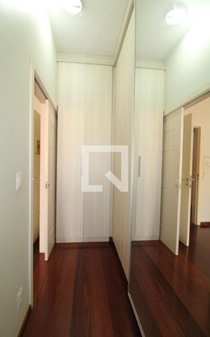 Casa de condomínio à venda com 900m², 5 quartos e 6 vagas Casa de condomínio à venda com 900m², 5 quartos e 6 vagasBanheiro/Suíte 2