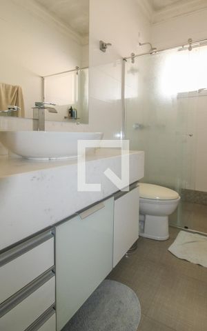 Casa de condomínio à venda com 900m², 5 quartos e 6 vagas Casa de condomínio à venda com 900m², 5 quartos e 6 vagasBanheiro/Suíte 2