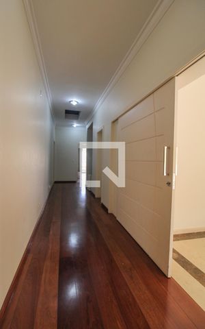 Casa de condomínio à venda com 900m², 5 quartos e 6 vagas Casa de condomínio à venda com 900m², 5 quartos e 6 vagasCorredor