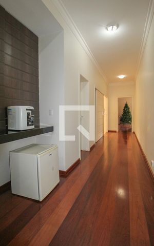 Casa de condomínio à venda com 900m², 5 quartos e 6 vagas Casa de condomínio à venda com 900m², 5 quartos e 6 vagasCorredor