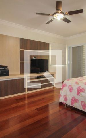 Casa de condomínio à venda com 900m², 5 quartos e 6 vagas Casa de condomínio à venda com 900m², 5 quartos e 6 vagasSuíte 5