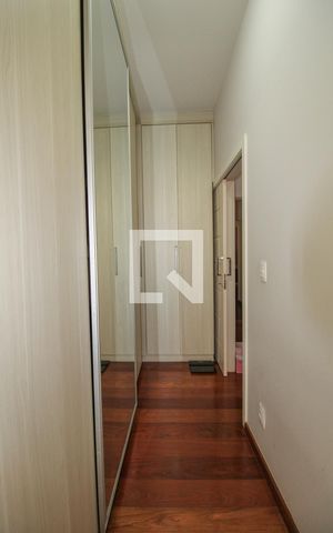 Casa de condomínio à venda com 900m², 5 quartos e 6 vagas Casa de condomínio à venda com 900m², 5 quartos e 6 vagasBanheiro/Suíte 1