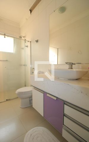 Casa de condomínio à venda com 900m², 5 quartos e 6 vagas Casa de condomínio à venda com 900m², 5 quartos e 6 vagasBanheiro/Suíte 1