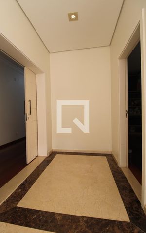 Casa de condomínio à venda com 900m², 5 quartos e 6 vagas Casa de condomínio à venda com 900m², 5 quartos e 6 vagasCorredor