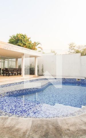 Casa de condomínio à venda com 900m², 5 quartos e 6 vagas Casa de condomínio à venda com 900m², 5 quartos e 6 vagasÁrea comum - Piscina