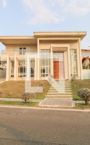 Casa de condomínio à venda com 900m², 5 quartos e 6 vagas Casa de condomínio à venda com 900m², 5 quartos e 6 vagasFachada