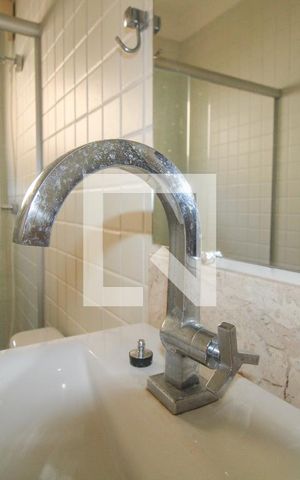 Casa de condomínio à venda com 900m², 5 quartos e 6 vagas Casa de condomínio à venda com 900m², 5 quartos e 6 vagasÁrea comum - Banheiro