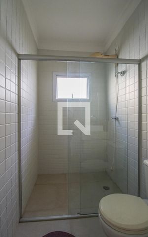 Casa de condomínio à venda com 900m², 5 quartos e 6 vagas Casa de condomínio à venda com 900m², 5 quartos e 6 vagasÁrea comum - Banheiro