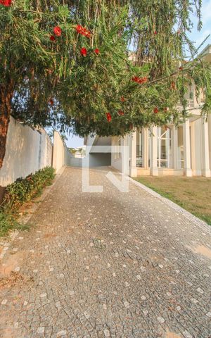 Casa de condomínio à venda com 900m², 5 quartos e 6 vagas Casa de condomínio à venda com 900m², 5 quartos e 6 vagasEntrada