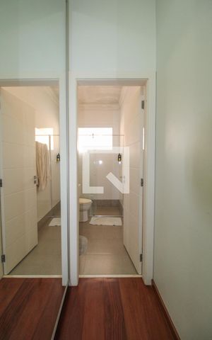 Casa de condomínio à venda com 900m², 5 quartos e 6 vagas Casa de condomínio à venda com 900m², 5 quartos e 6 vagasBanheiro/Suíte 2