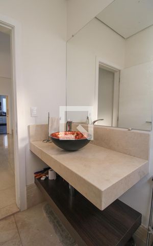 Casa de condomínio à venda com 900m², 5 quartos e 6 vagas Casa de condomínio à venda com 900m², 5 quartos e 6 vagasBanheiro Social