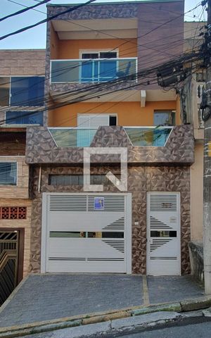 Casa à venda com 171m², 2 quartos e 2 vagas Casa à venda com 171m², 2 quartos e 2 vagasFachada do sobrado