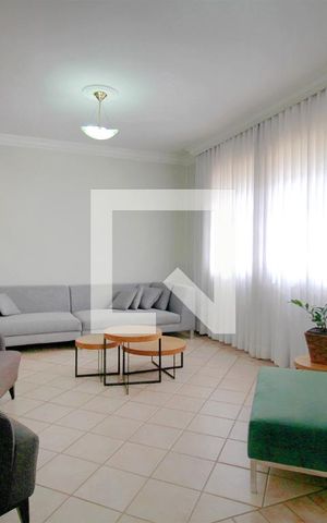 Casa à venda com 244m², 3 quartos e 3 vagasSala