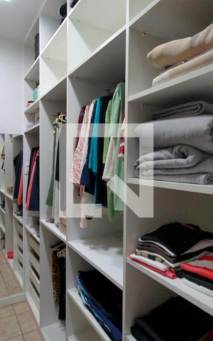 Casa à venda com 244m², 3 quartos e 3 vagasCloset da Suite