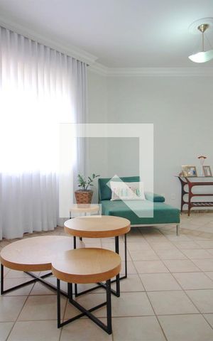 Casa à venda com 244m², 3 quartos e 3 vagasSala