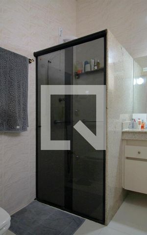 Casa à venda com 244m², 3 quartos e 3 vagasBanheiro da Suíte