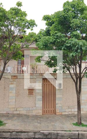 Casa à venda com 244m², 3 quartos e 3 vagasFachada