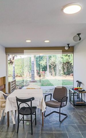 Casa de condomínio à venda com 560m², 4 quartos e 4 vagas Casa de condomínio à venda com 560m², 4 quartos e 4 vagasSala de jantar