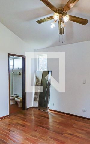 Casa de condomínio à venda com 560m², 4 quartos e 4 vagas Casa de condomínio à venda com 560m², 4 quartos e 4 vagasSuite