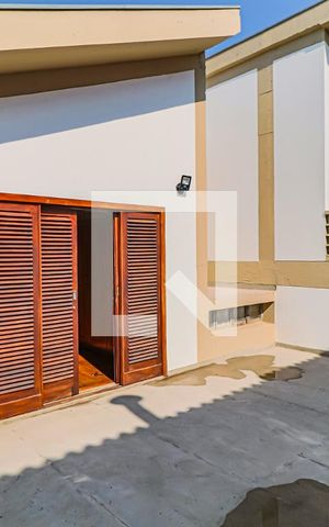 Casa de condomínio à venda com 560m², 4 quartos e 4 vagas Casa de condomínio à venda com 560m², 4 quartos e 4 vagasQuarto 01 - Varanda